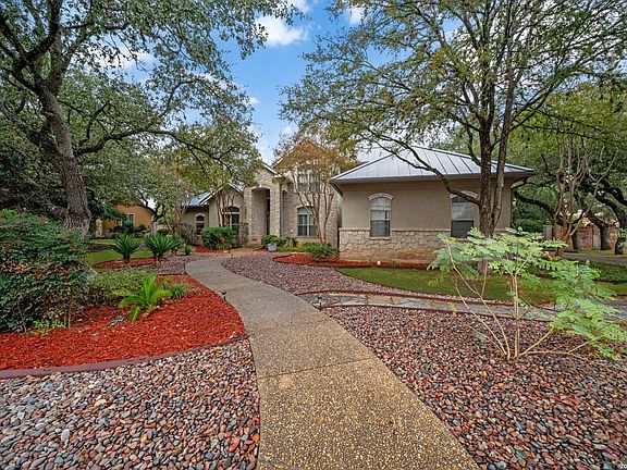 5th image of 31 Royal Waters Dr