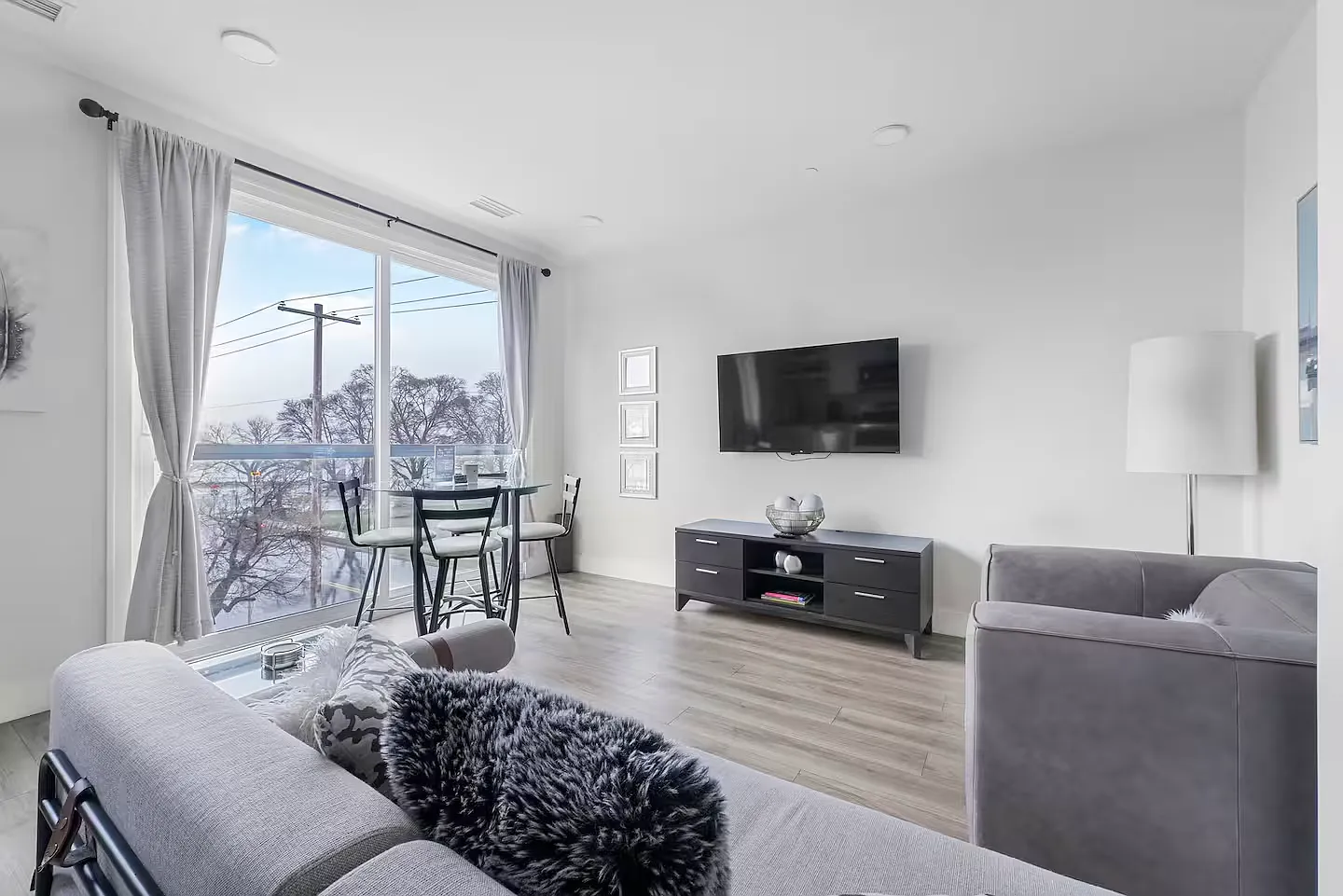1 bed, 587 sqft, $1,749 — Photo 1