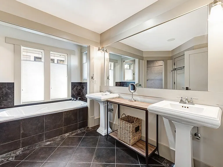 110 NW Black Hawk Ave — Photo 13