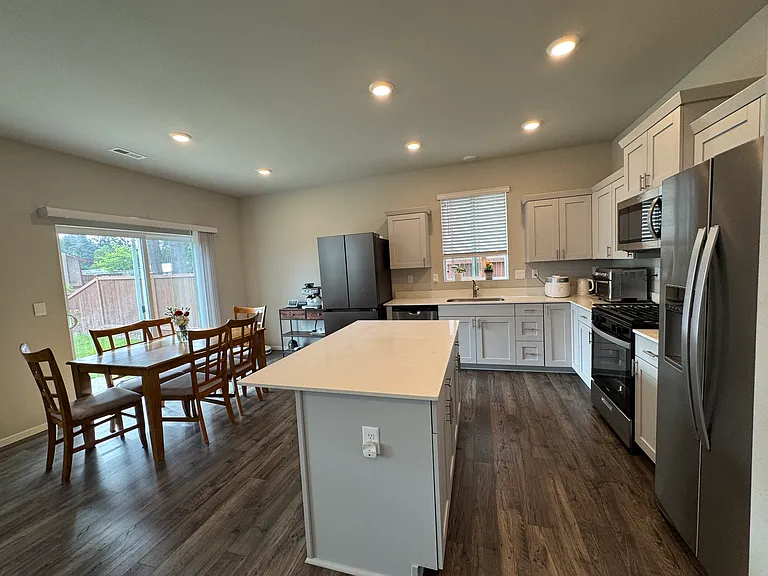 832 Bradley St NE — Photo 6