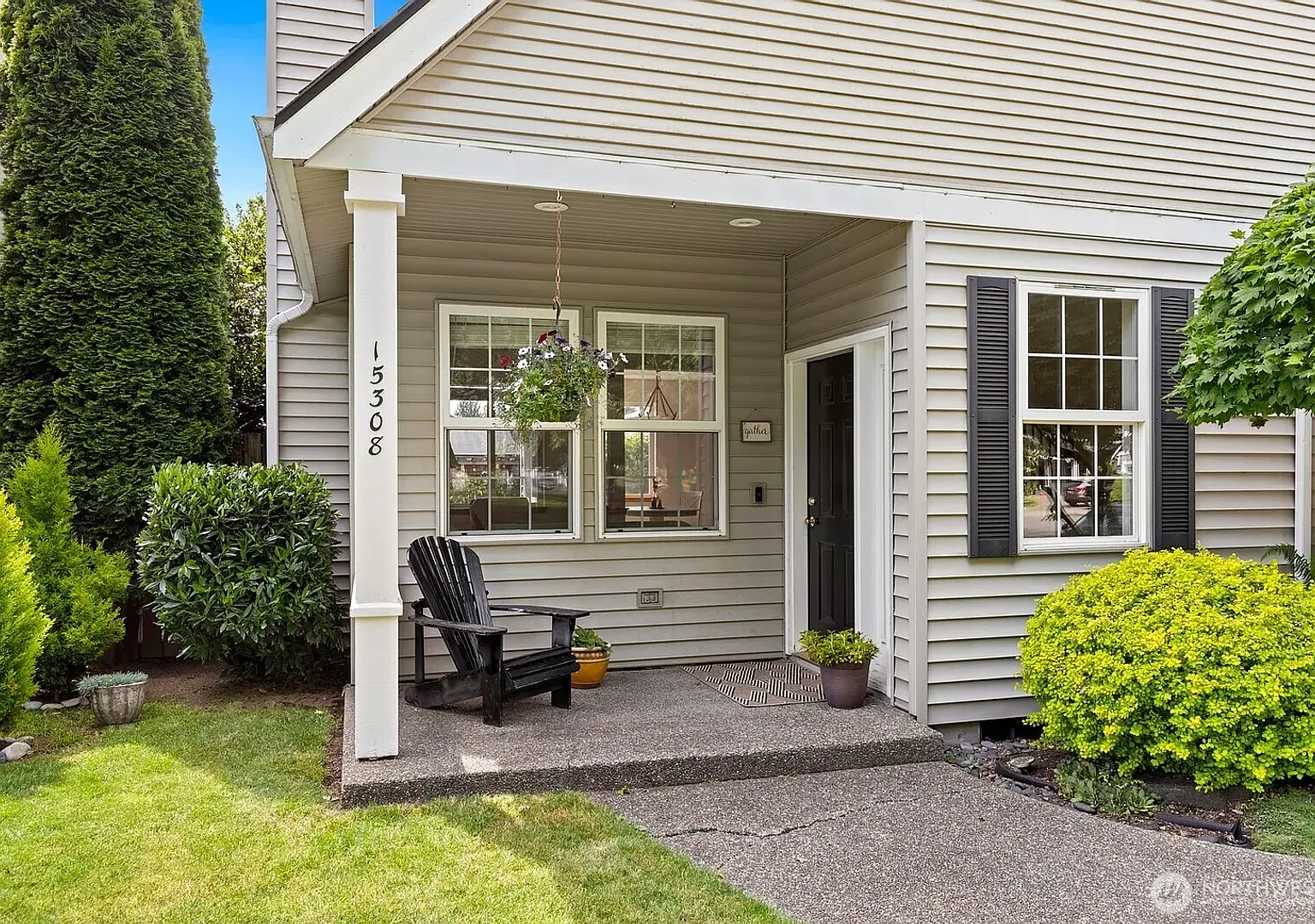 Charming 3-Bedroom Home in Magnuson Place — Photo 2