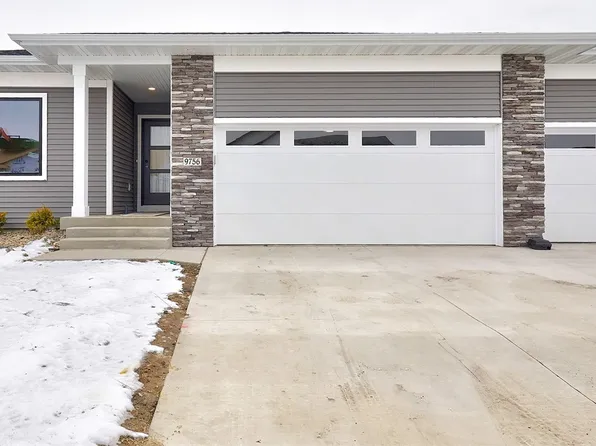 9756 Thorton Dr, Johnston, IA 50131