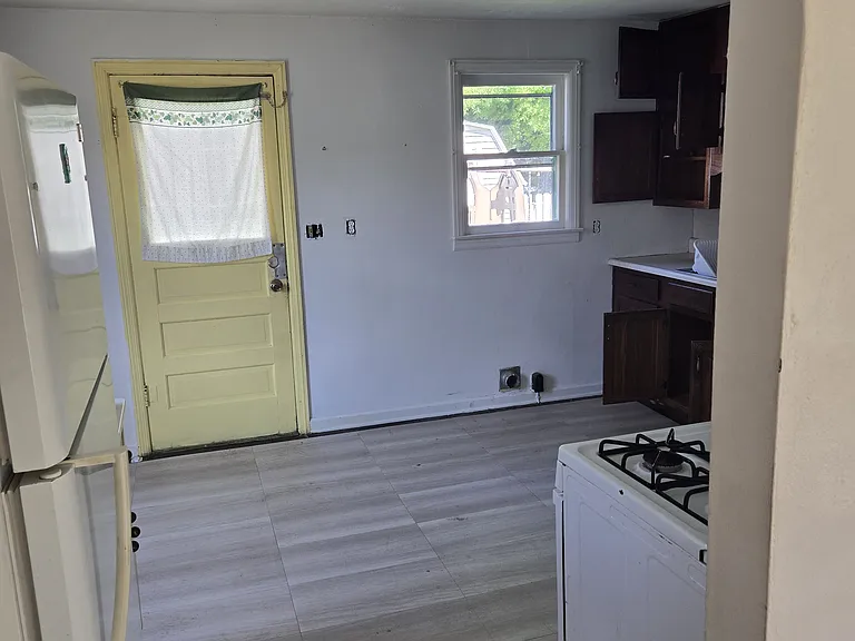2415 Crystal St — Photo 9