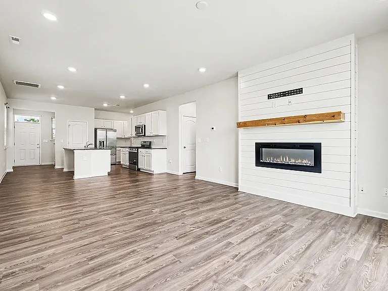 1007 Maylen Trce — Photo 10