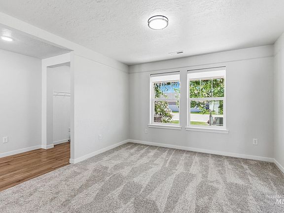 5th image of 110 Homesteaders St