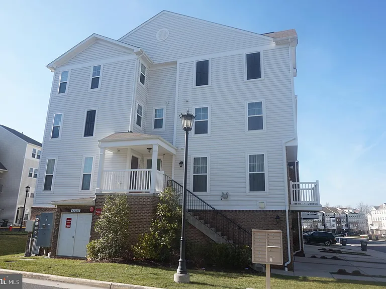 42281 Canary Grass Sq — Photo 2