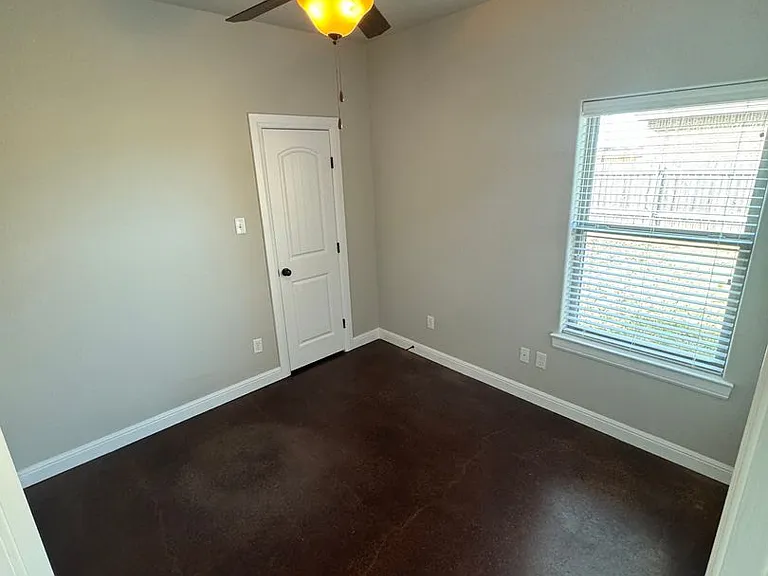 211 Walker Ln — Photo 5