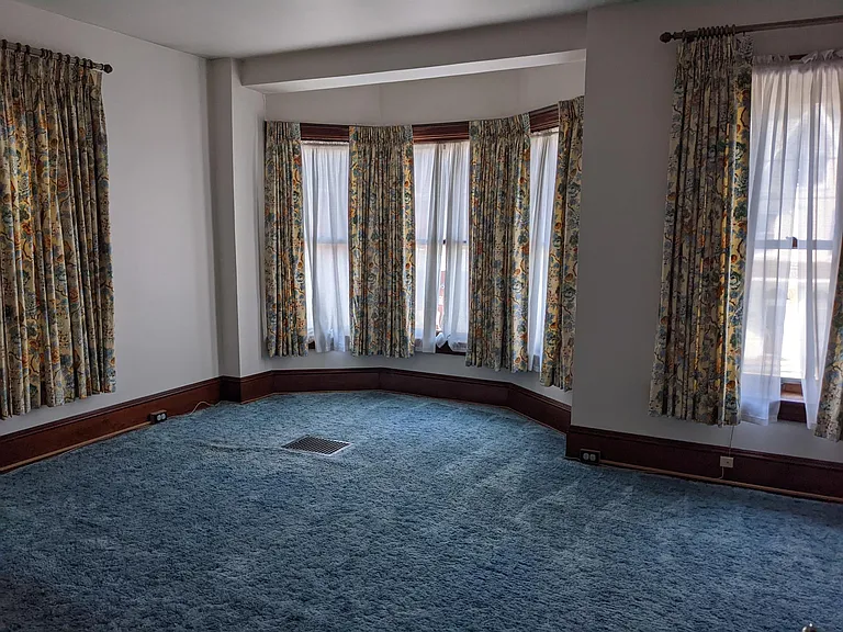 Front bedroom (2nd floor)