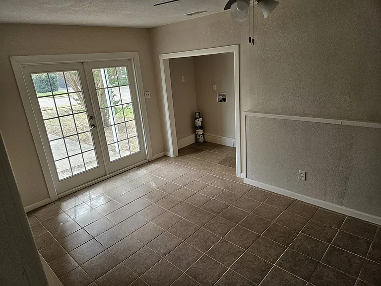4021 Adrian Dr — Photo 11