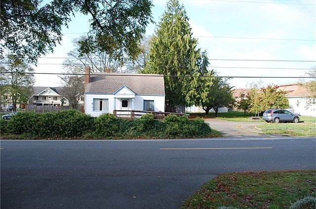 1st image of 241 SE Ely St