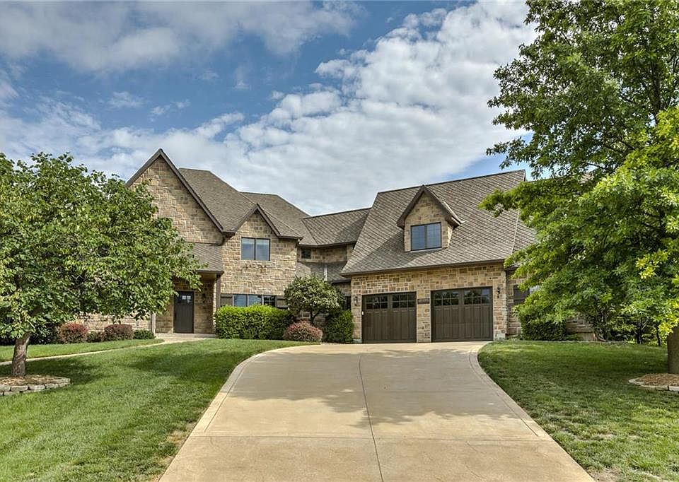 1st image of 302 NW Rockhill Cir