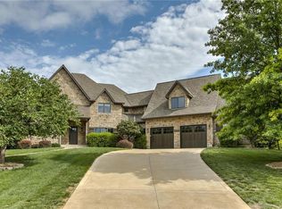 302 NW Rockhill Cir, Lees Summit, MO 64081