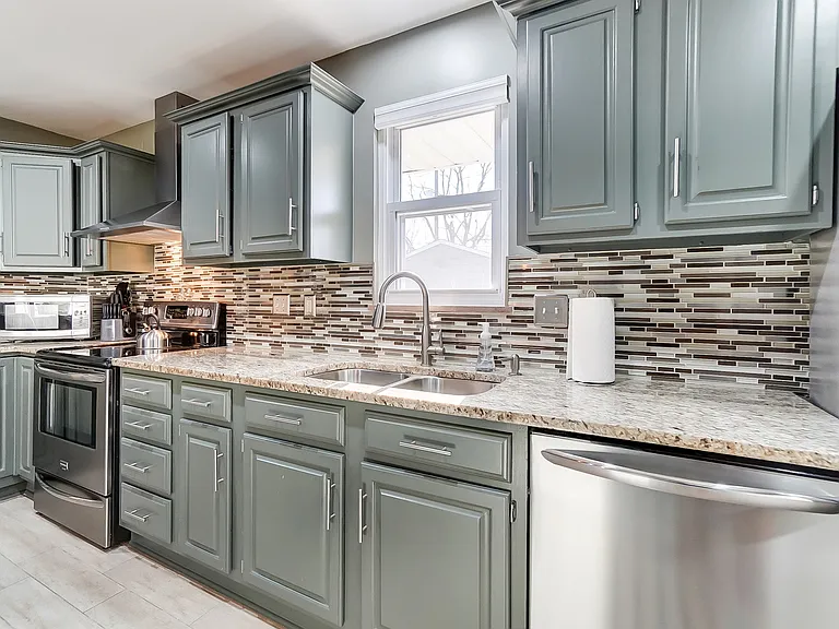 725 Latham Ct — Photo 7