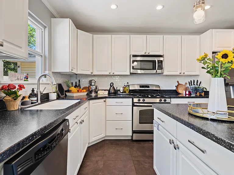 7514 Delafield Ln — Photo 6