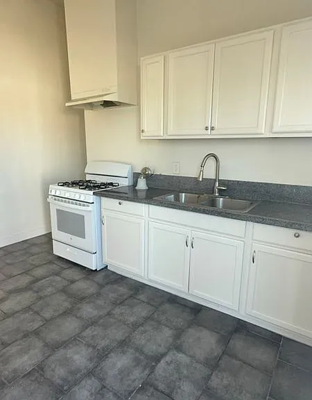 2558 Cortez St — Photo 1