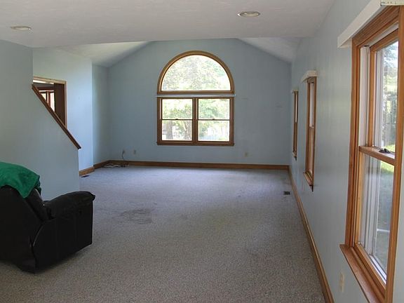 4th image of 33 Doris Dr