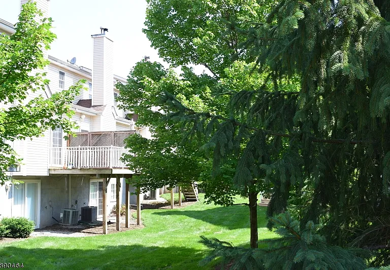 223 Emily Pl — Photo 2