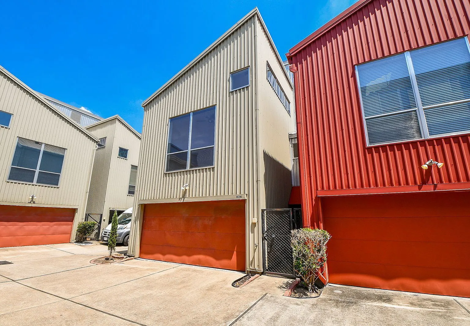 3 bed, 2.0 bath, 2136 sqft, $2,500 — Photo 2