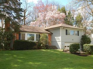 27 Maplemoor Ln, White Plains, NY 10605