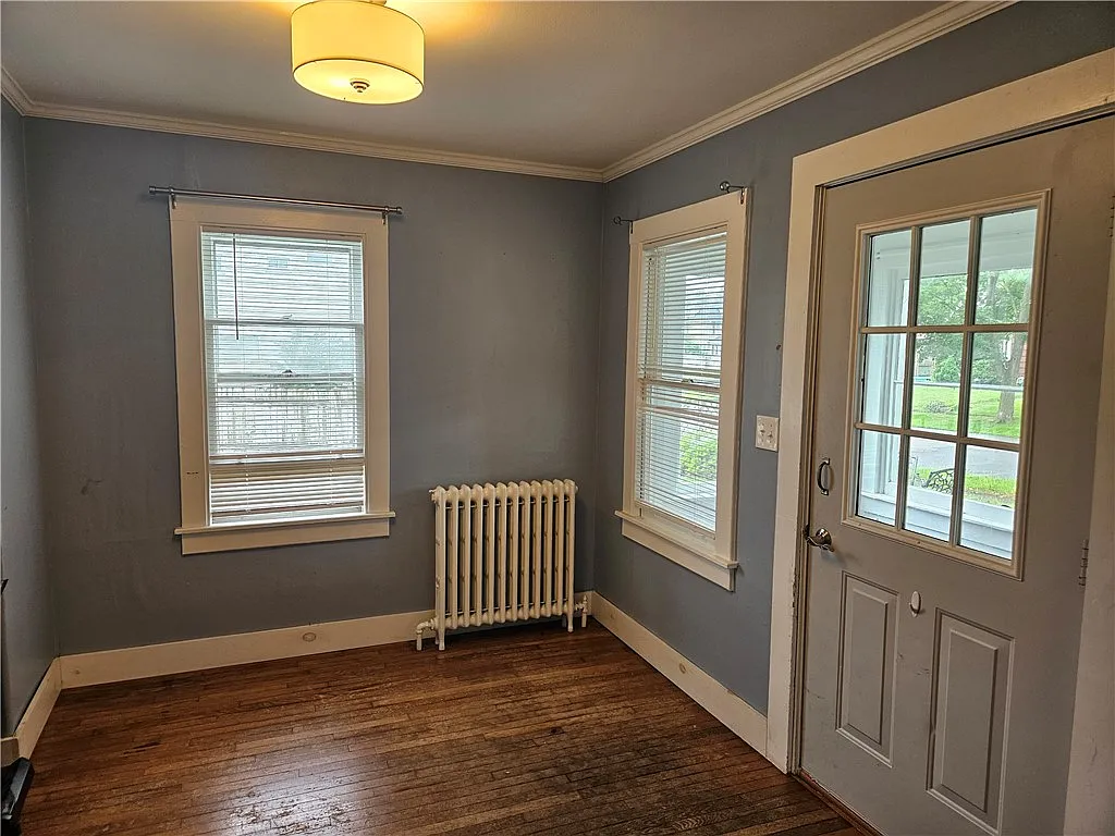 2 bed, 1.0 bath, 964 sqft, $1,300 — Photo 2