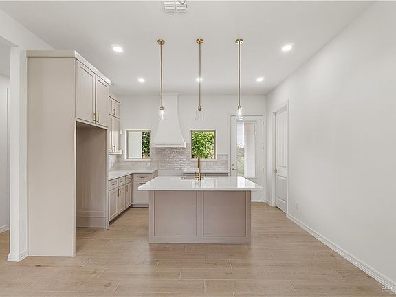 2nd image of 410 Liza St