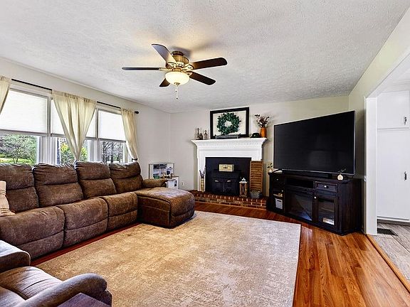 3rd image of 933 Ladd Rd