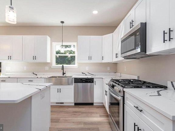 4th image of 409 Crescent Blvd