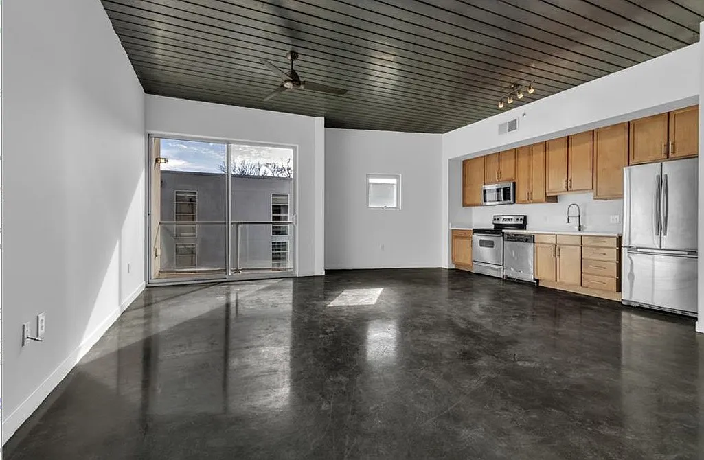 1 bed, 869 sqft, $2,000 — Photo 2