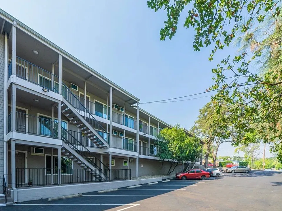 1425 Magnolia Ave