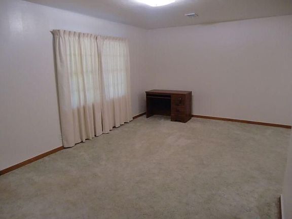 4th image of 3016 Graves Ave
