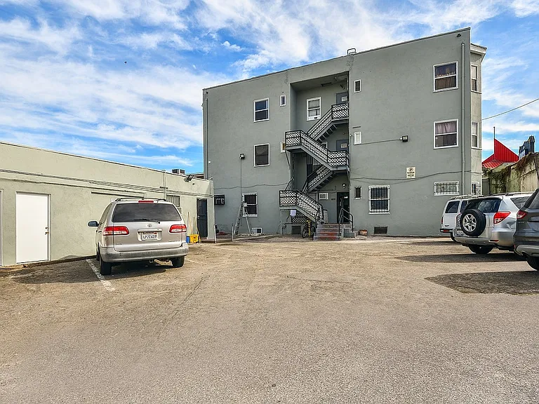 MacArthur Park Apartments — Photo 22