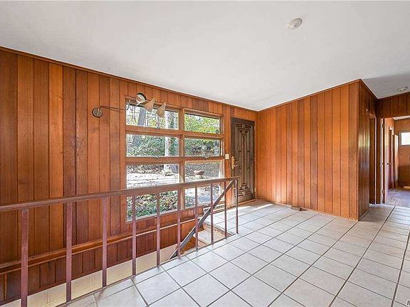 3rd image of 39 Harbor Hill Dr