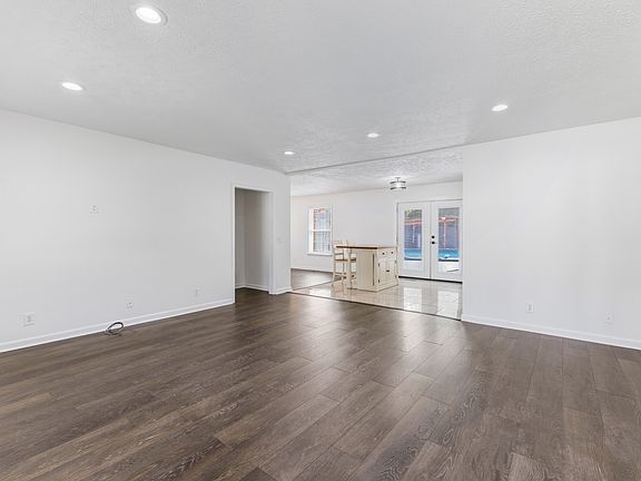 5th image of 913 Indian Springs Cir