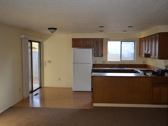 3rd image of 978 NE Baldwin Dr