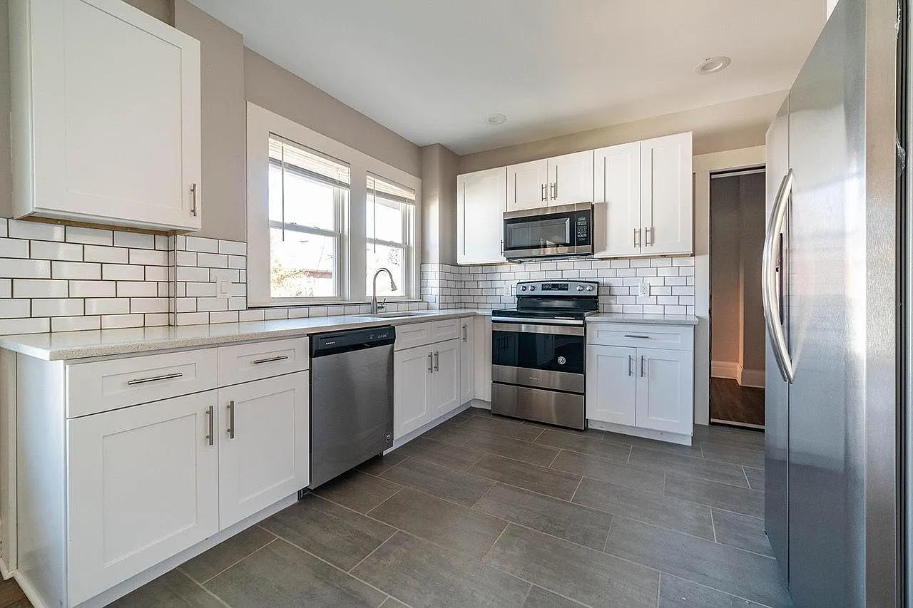 222 Parkwood Ave — Photo 2