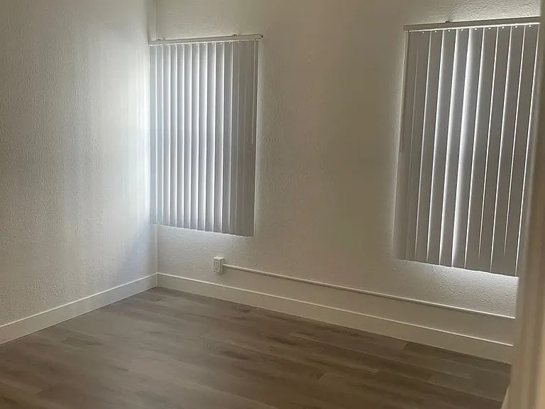15509-15513 Victory Blvd — Photo 19