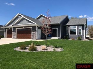 116 Foxfire Dr, Mankato, MN 56001