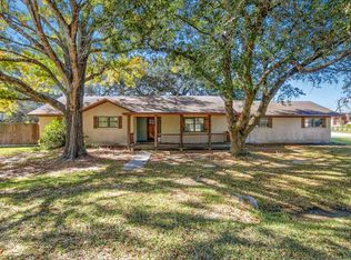 600 Magnolia Ave, Anahuac, TX 77514
