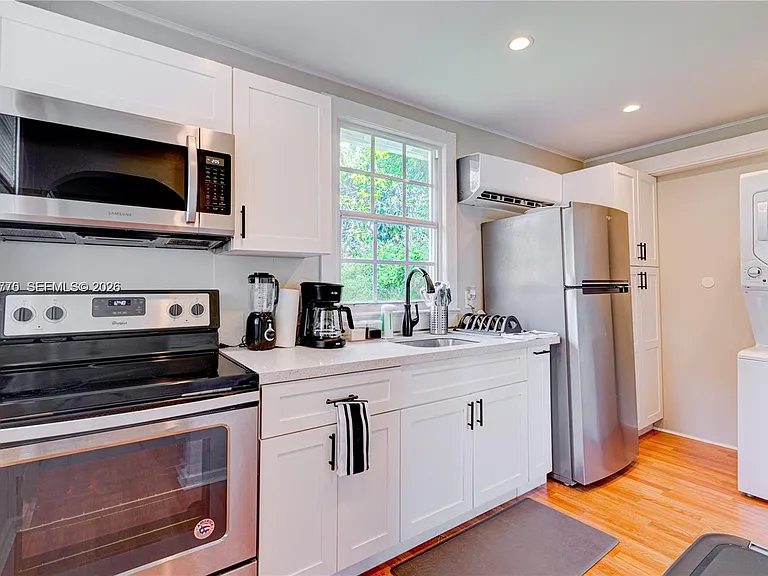 227 SW 30th Ave #B — Photo 1