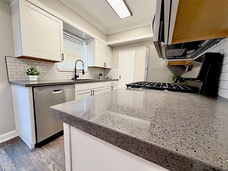 218 W 15th St #F — Photo 11