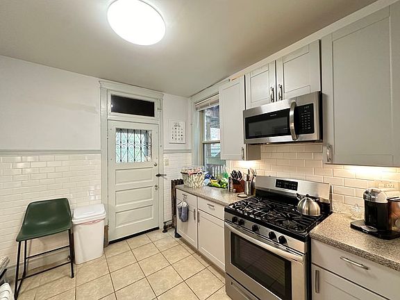 3rd image of 1355 W Winona St #6H