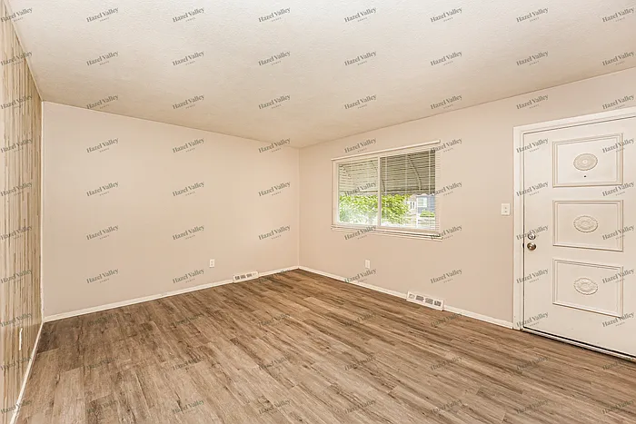 3 bed, 1.0 bath, 1008 sqft, $1,295 — Photo 4