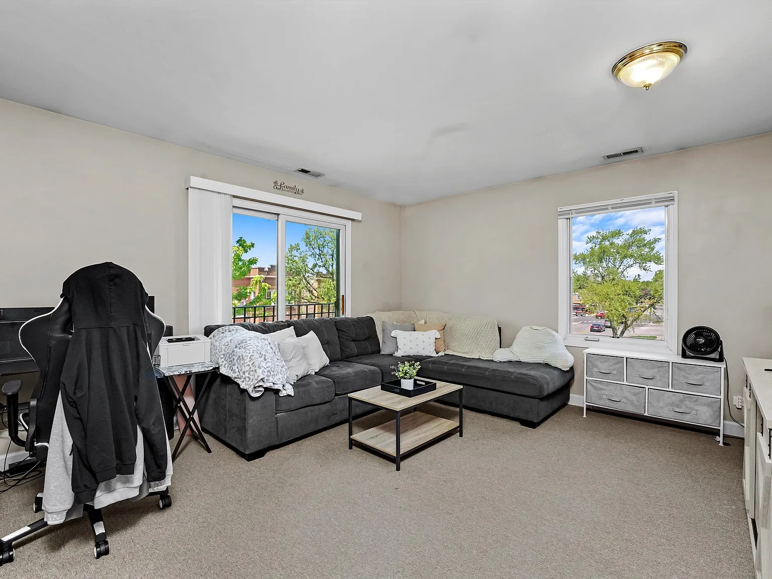 Spacious, Ground Floor, 2 Bd/2 Ba in Great South Berwyn Location! In-Unit Washer & Dryer! — Photo 2