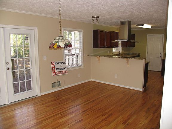 4th image of 943 Granite Springs Ln