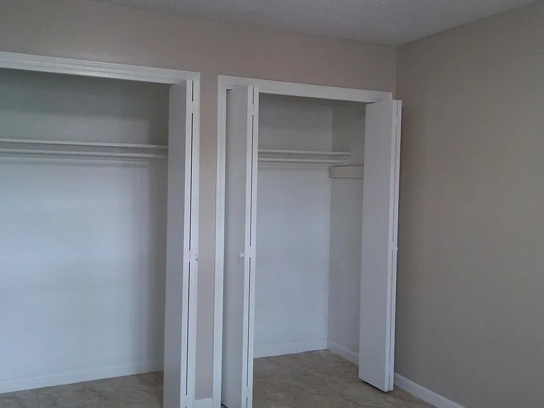 Double close on bottom bedroom