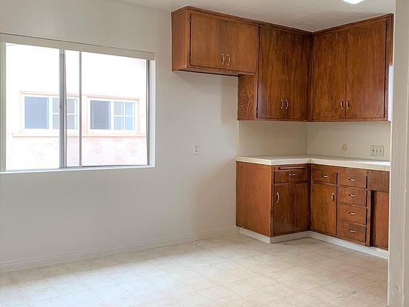 5th image of 822 W 10th St APT 5
