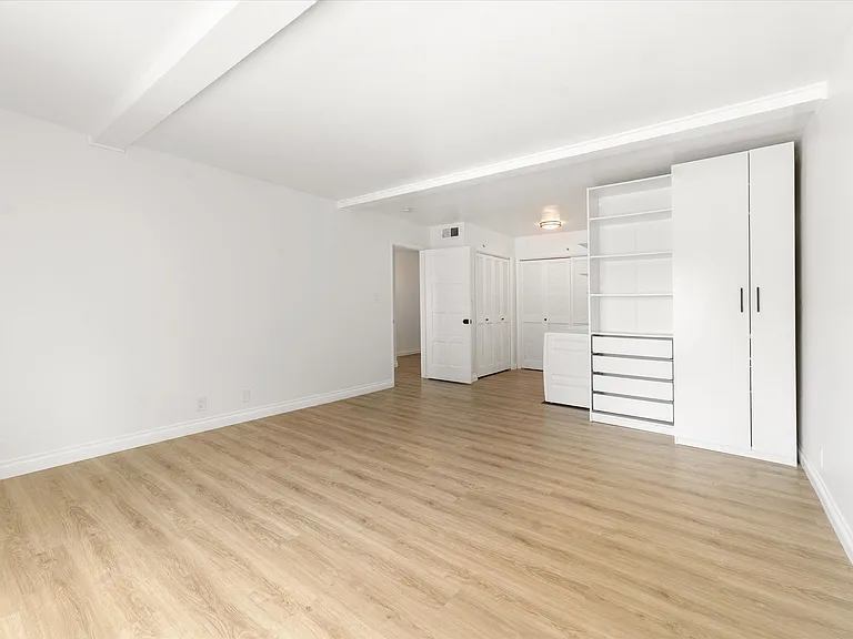 375 E 36th St #6 — Photo 23