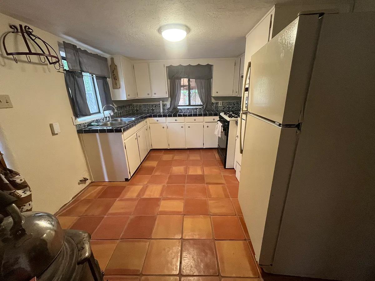 Kitchen - 418 Foothill Dr SW