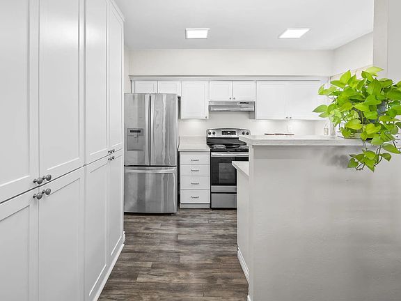 2nd image of 2600 Torrey Pines Rd APT A32