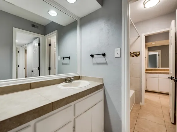 2207 Park Hill Dr, Fort Worth, TX 76110